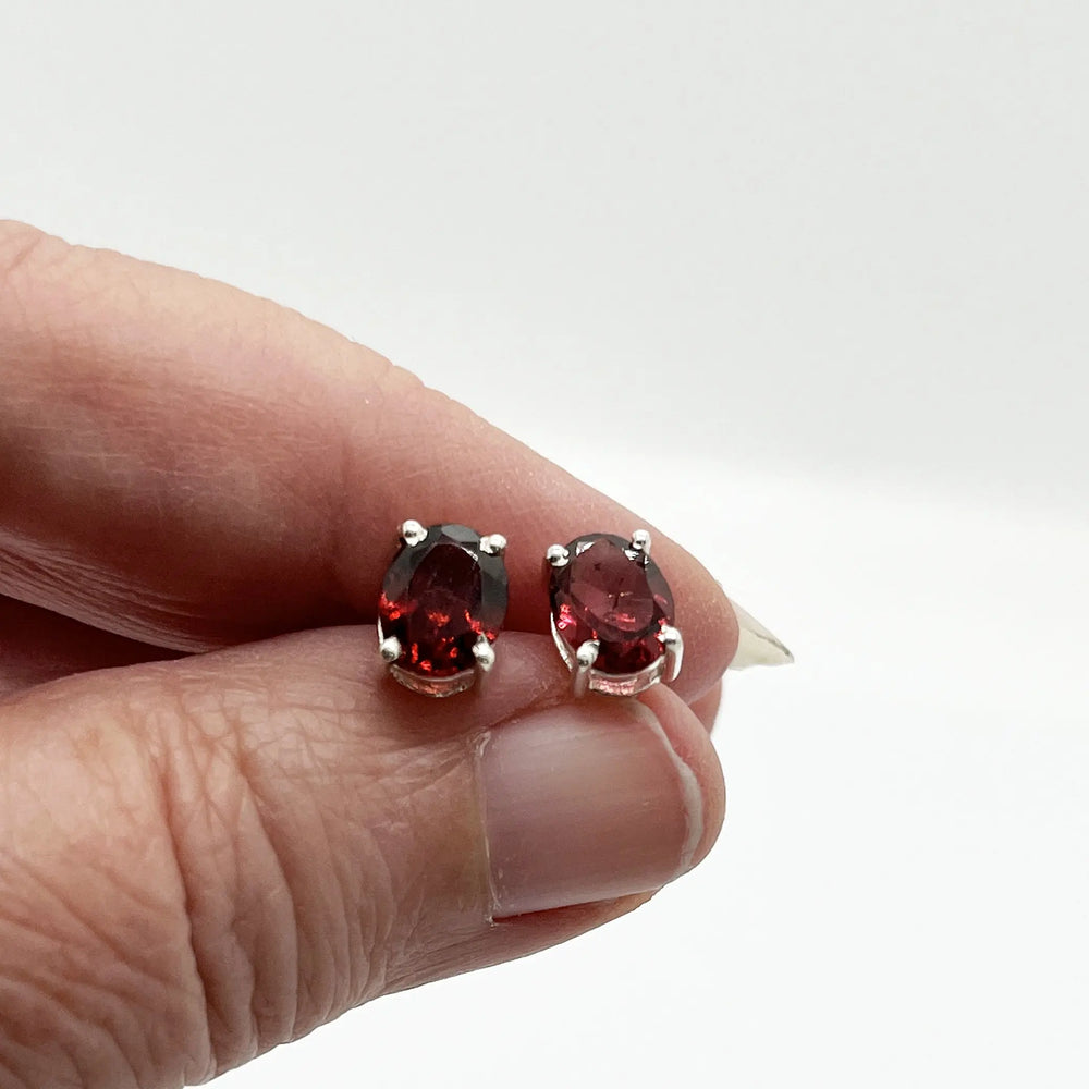 Garnet Stud Earrings à Clef