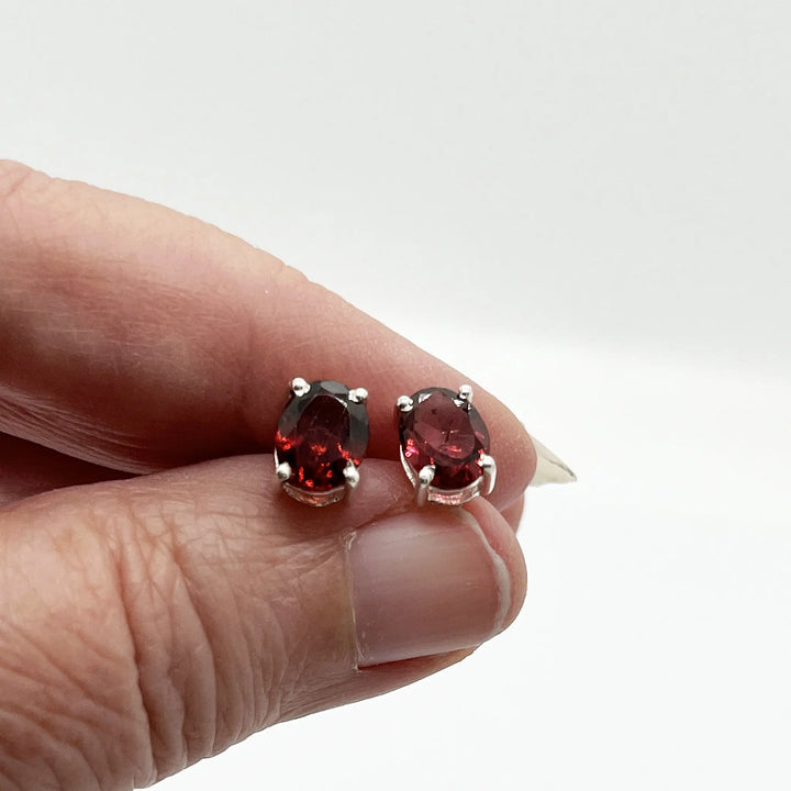 Garnet Stud Earrings à Clef