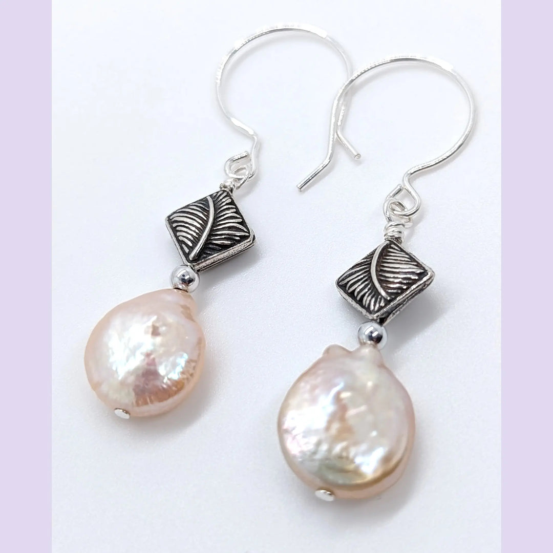 Leafy Coin Pearl Earrings à Clef