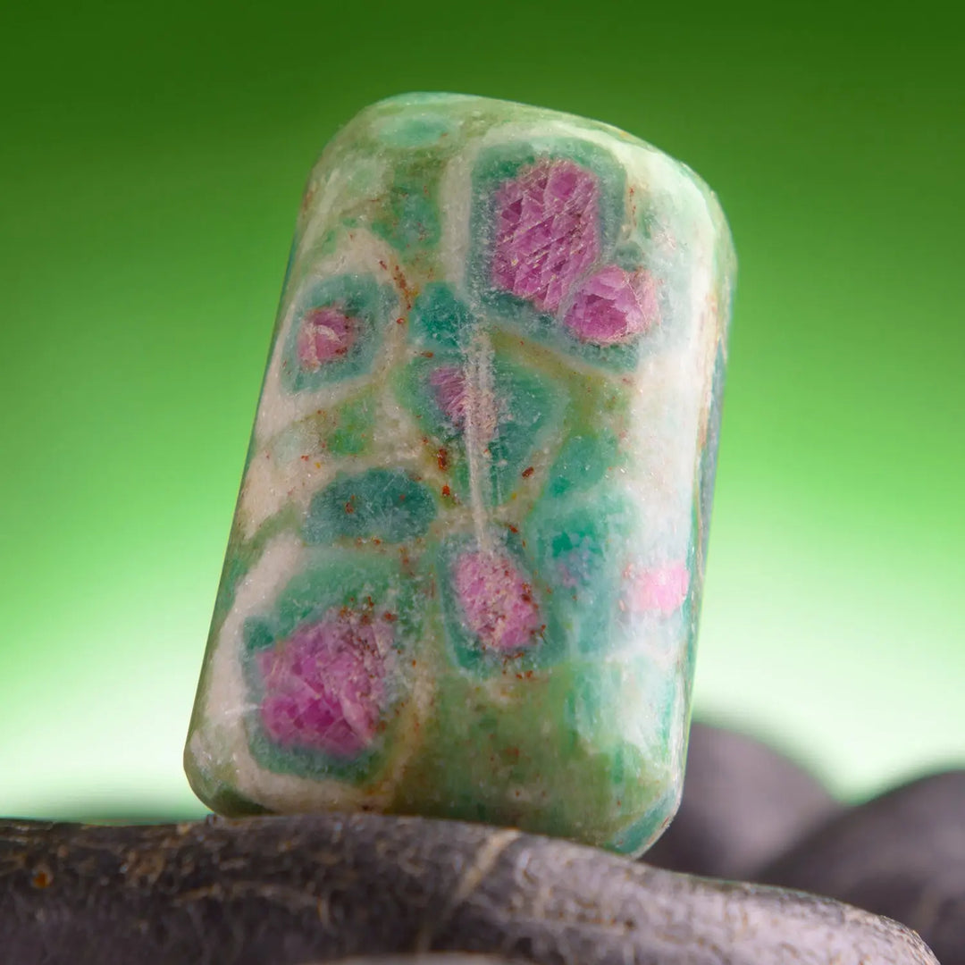 Ruby in Fuchsite à Clef