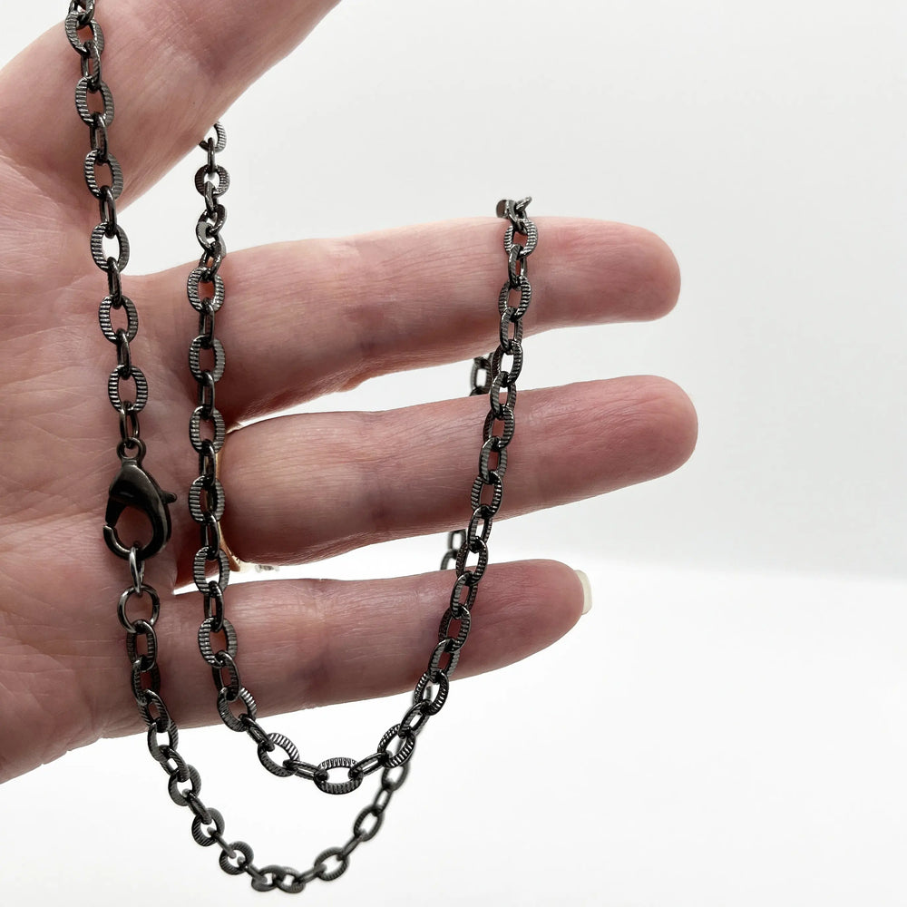 Etched Oval Gun Metal Chain Necklace à Clef