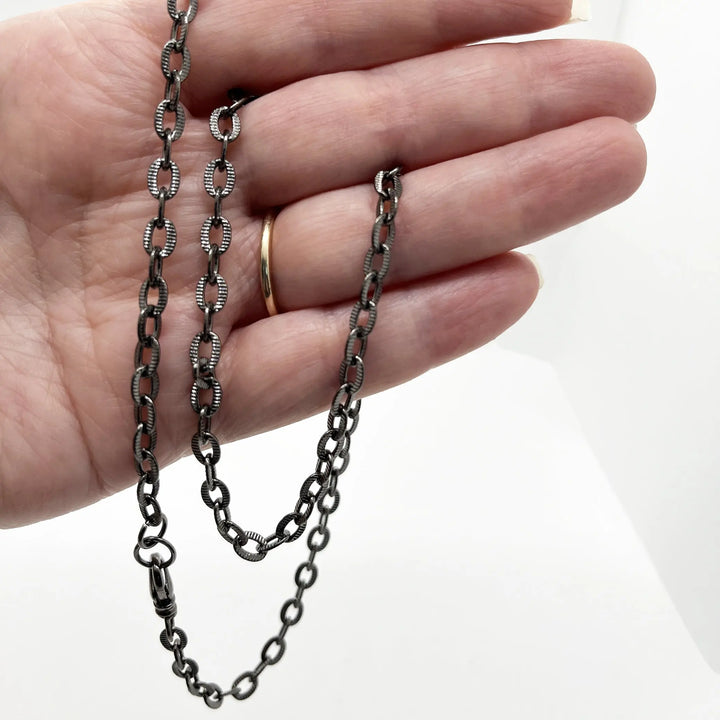 Etched Oval Gun Metal Chain Necklace à Clef