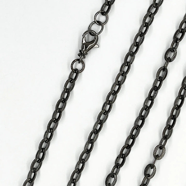 Etched Oval Gun Metal Chain Necklace à Clef