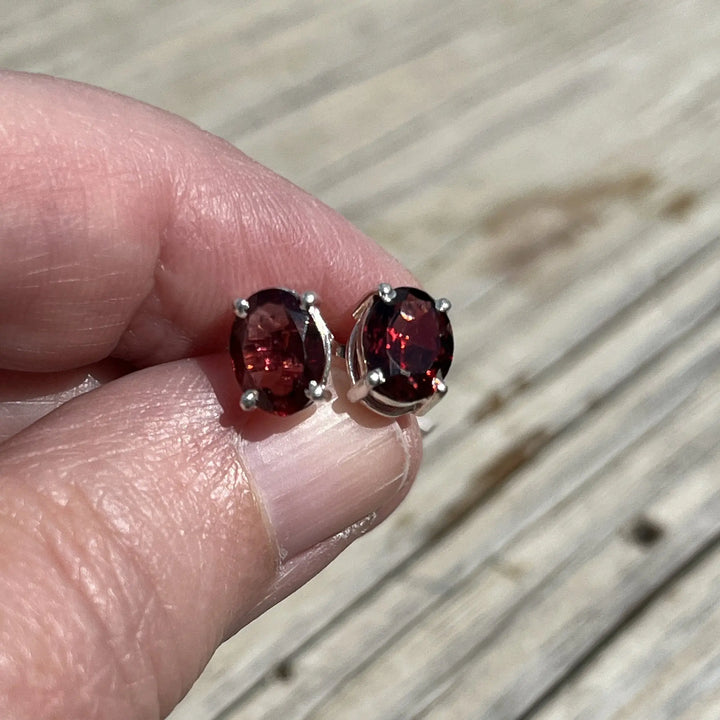 Garnet Stud Earrings à Clef