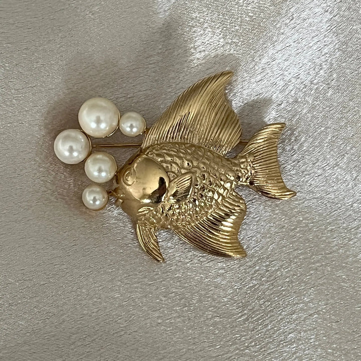 Gold Fish with Pearl Bubbles à Clef