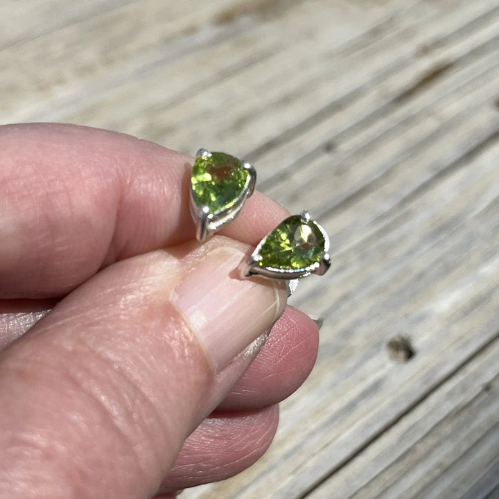 Peridot Stud Earrings à Clef