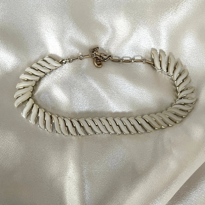 White Lucite Thermoset Coro Snake Choker à Clef