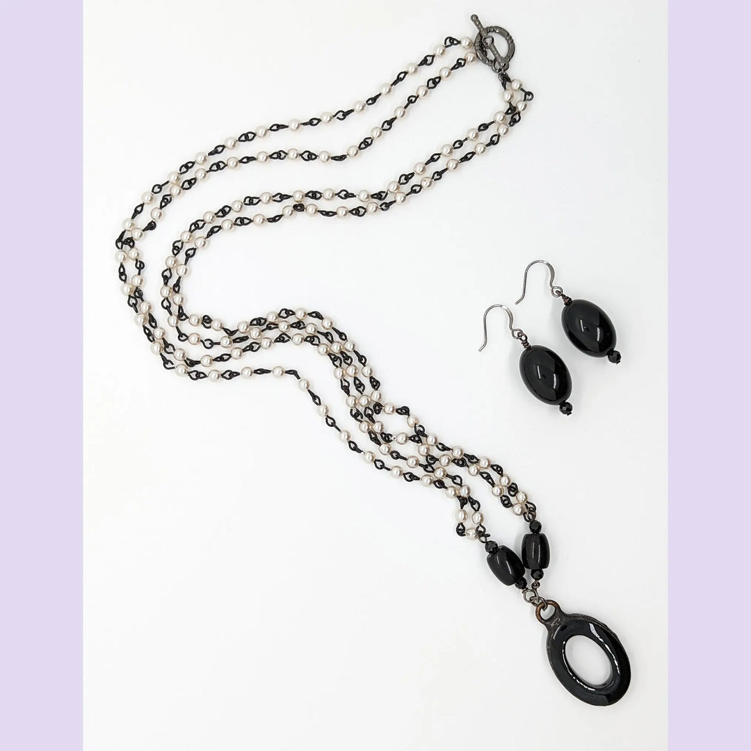 Black Onyx and Pearl Necklace à Clef