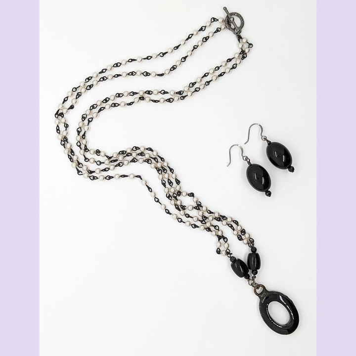 Black Onyx and Pearl Necklace à Clef