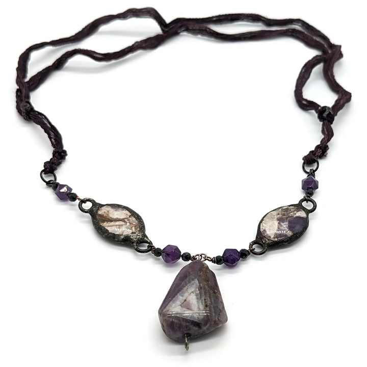 Chevron Amethyst Silk Necklace à Clef