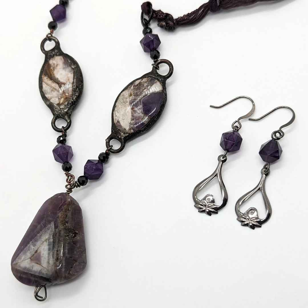 Chevron Amethyst Silk Necklace à Clef