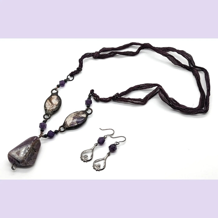 Chevron Amethyst Silk Necklace à Clef