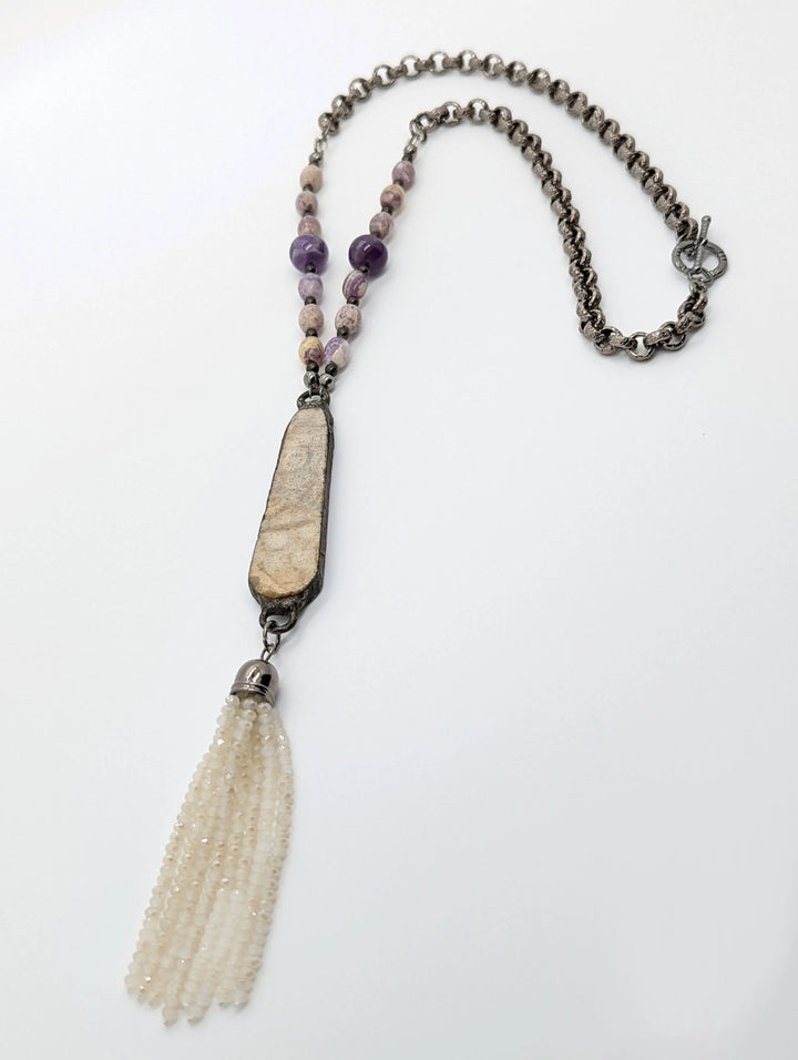 Coral Fossil Tassel Necklace à Clef