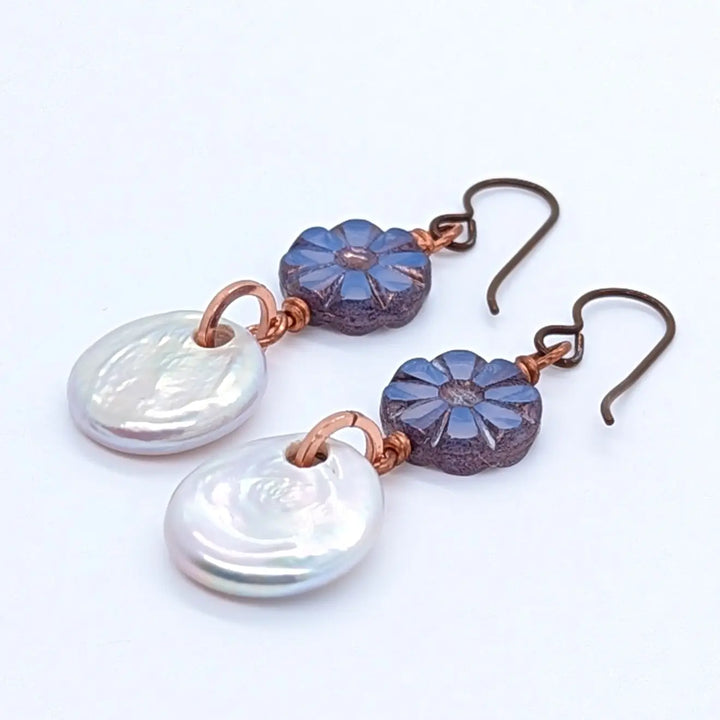 Pearl and Hibiscus Flower Earrings à Clef