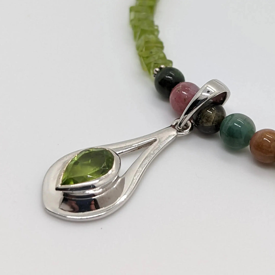 Peridot and Tourmaline Pendant Necklace à Clef