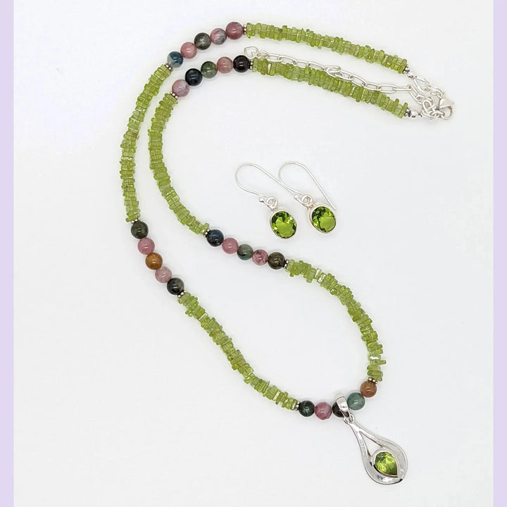 Peridot and Tourmaline Pendant Necklace à Clef