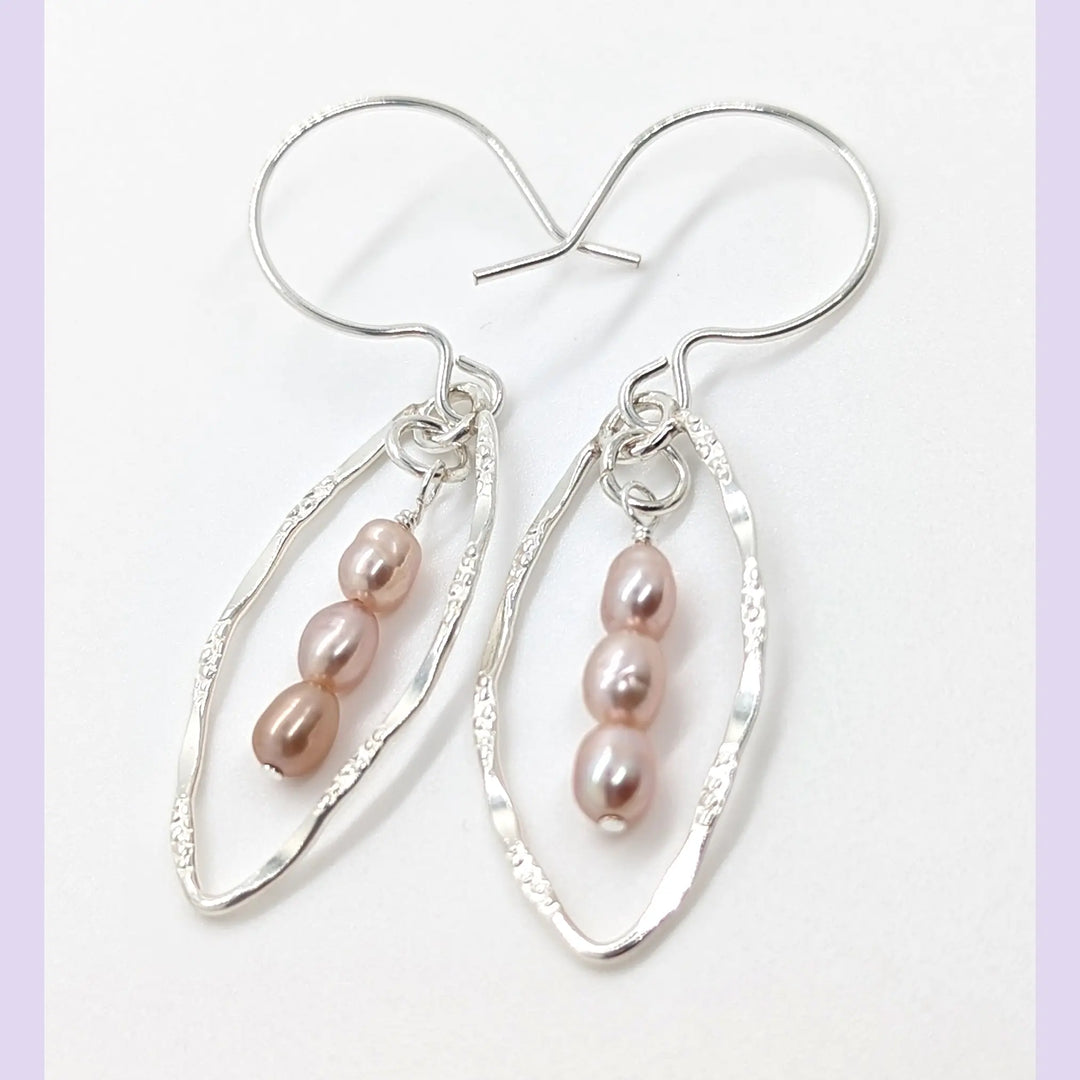 Pink Triple Pearl Marquise Earrings à Clef